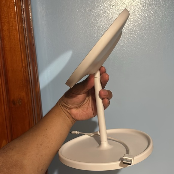 Adjustable LED Mirror Stand - Picture 2 of 8